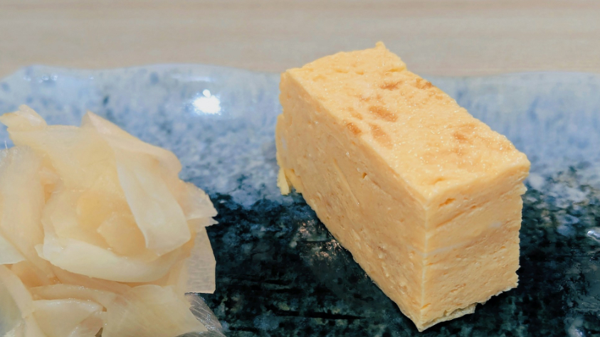 Tamagoyaki i marynowany imbir na talerzu