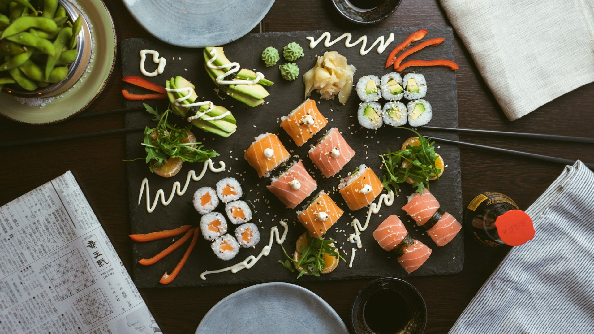 Rolki sushi z dodatkami serwowane w restauracji