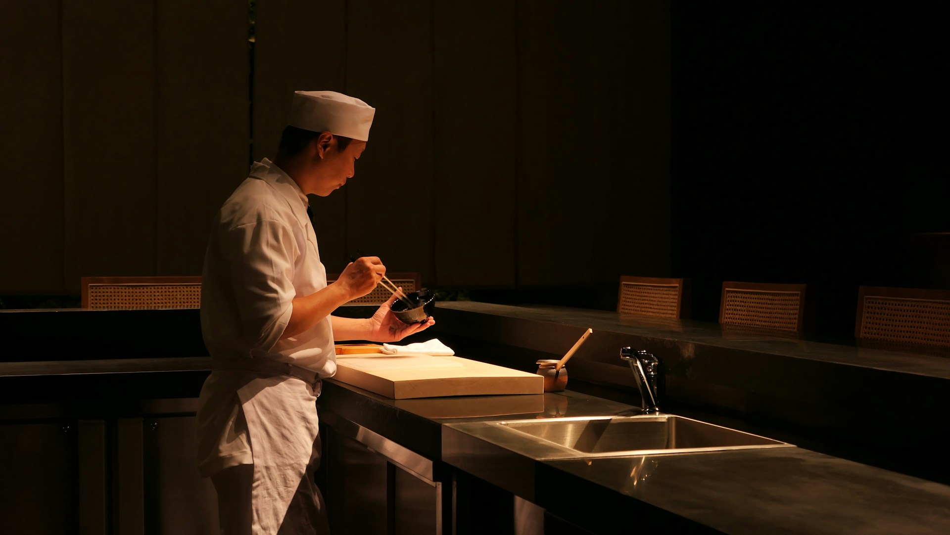 Przygotowywanie dań w japońskiej kuchni Mężczyzna przygotowujący sushi