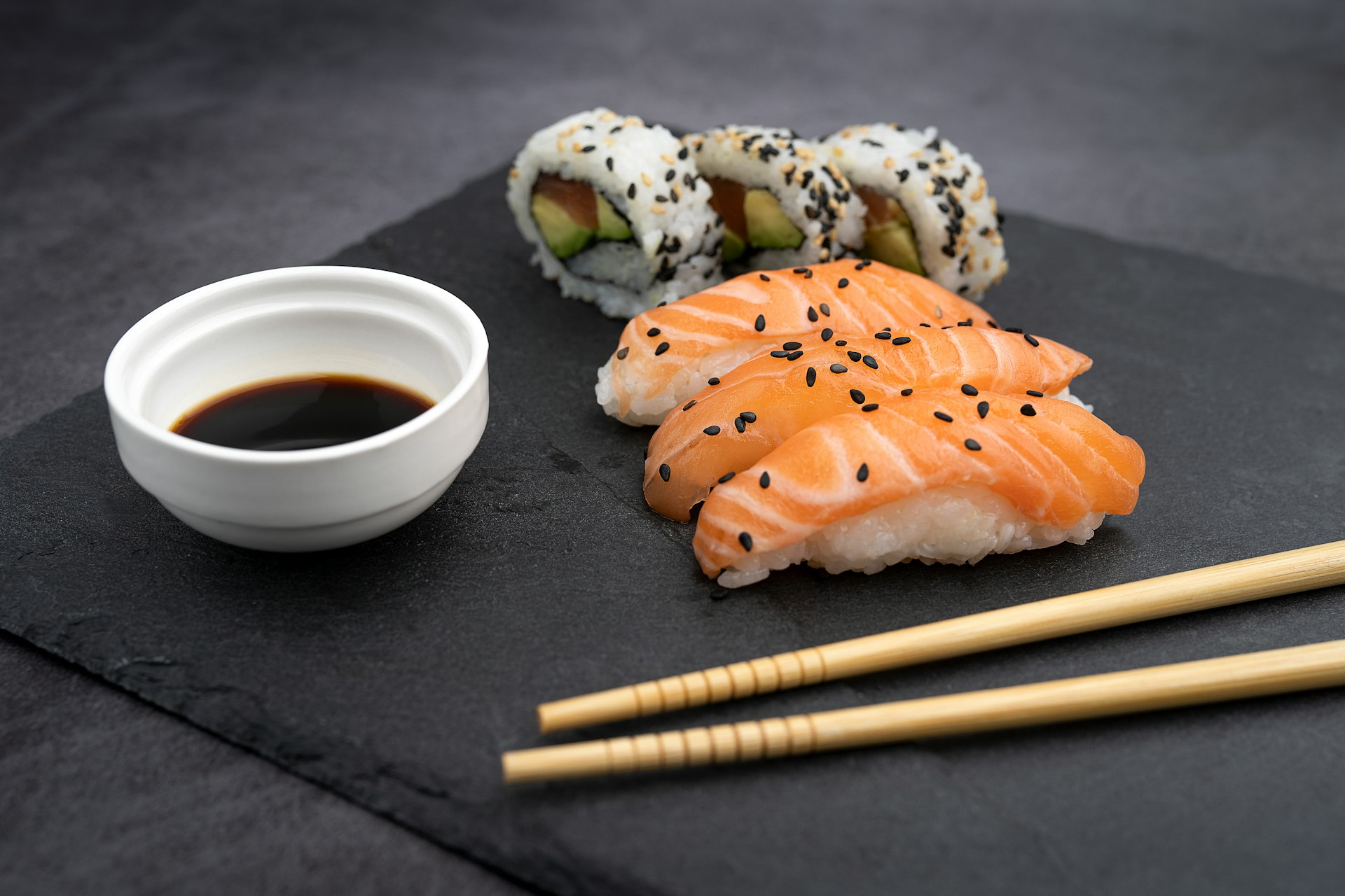 Tradycyjne rolki sushi Talerz sushi z pałeczkami i sosem sojowym