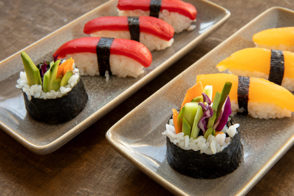 Sushi wegańskie w restauracji Sushi wegańskie - nigiri z papryką i pomidorem oraz futomaki z marchewką, awokado, ogórkiem i czerwoną kapustą